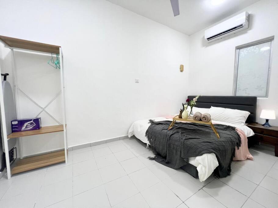 Holiday home 16pax House Landed Setia Alam Mall Sccc Wi-fi Tv