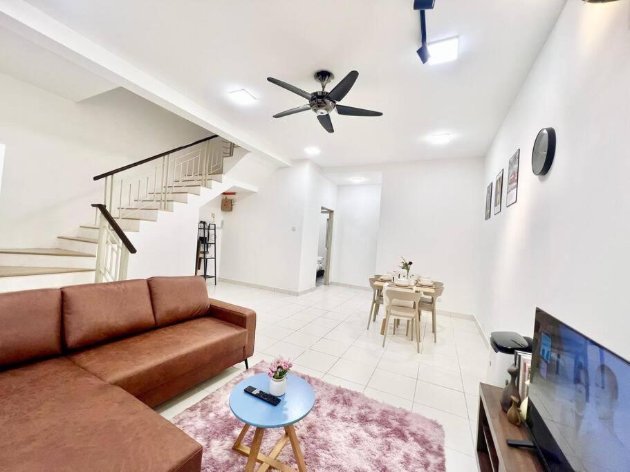 16pax House Landed Setia Alam Mall Sccc Wi-fi Tv Holiday home Shah Alam