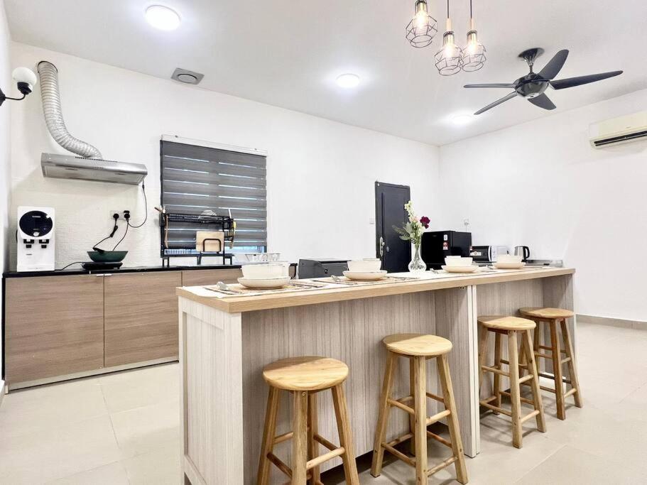 16pax House Landed Setia Alam Mall Sccc Wi-fi Tv Holiday home *