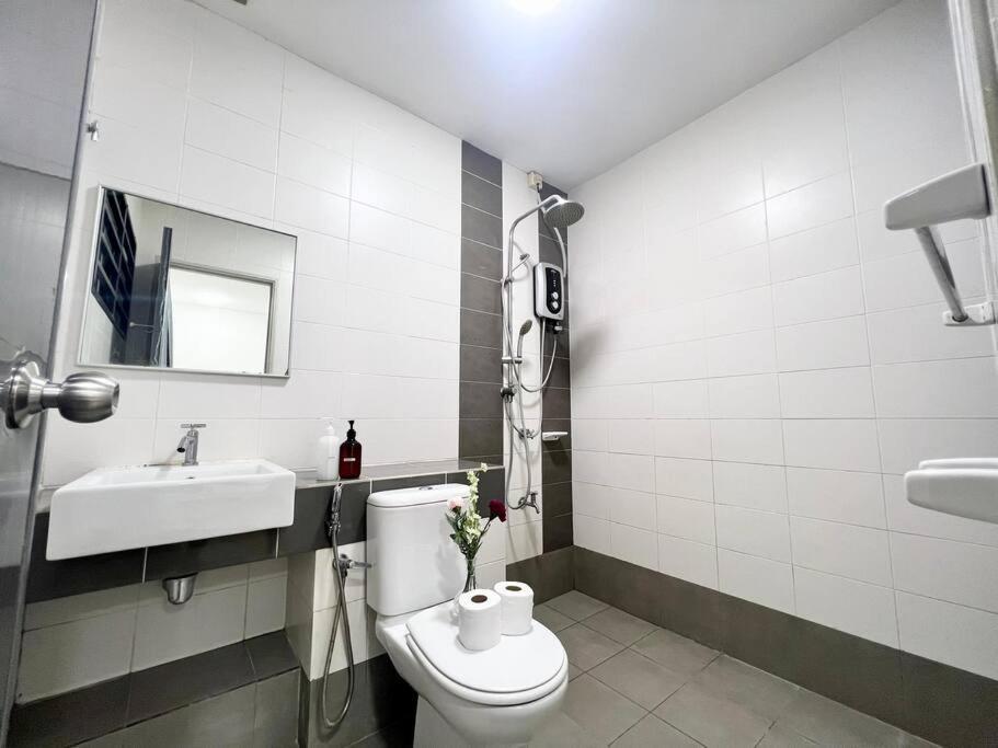 Holiday home 16pax House Landed Setia Alam Mall Sccc Wi-fi Tv Shah Alam