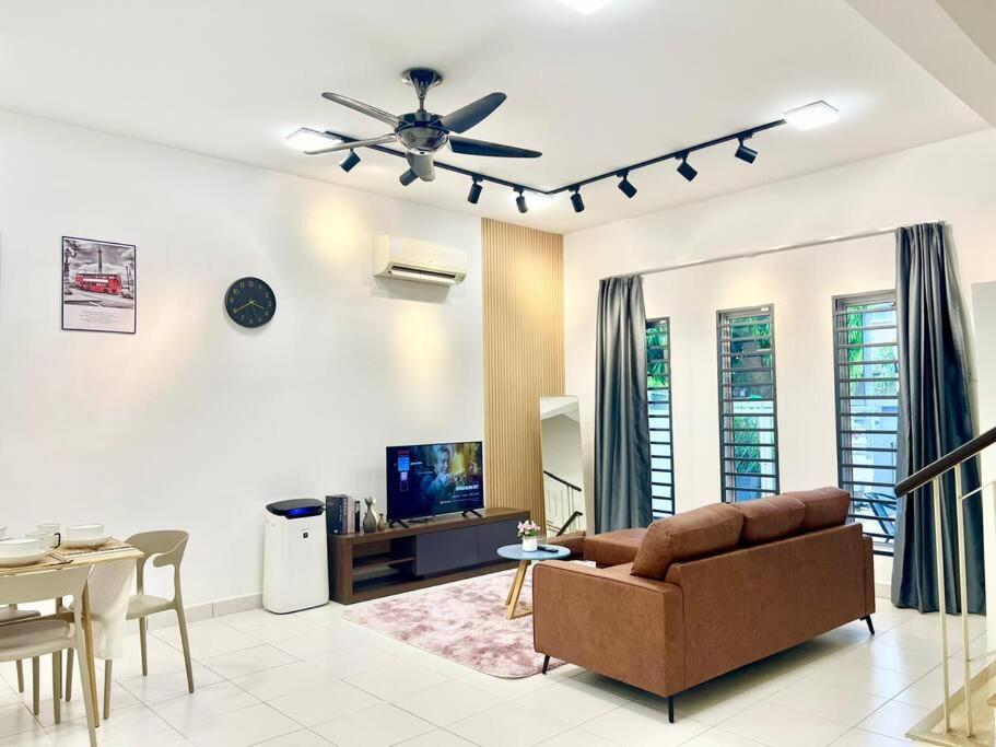 16pax House Landed Setia Alam Mall Sccc Wi-fi Tv Holiday home *